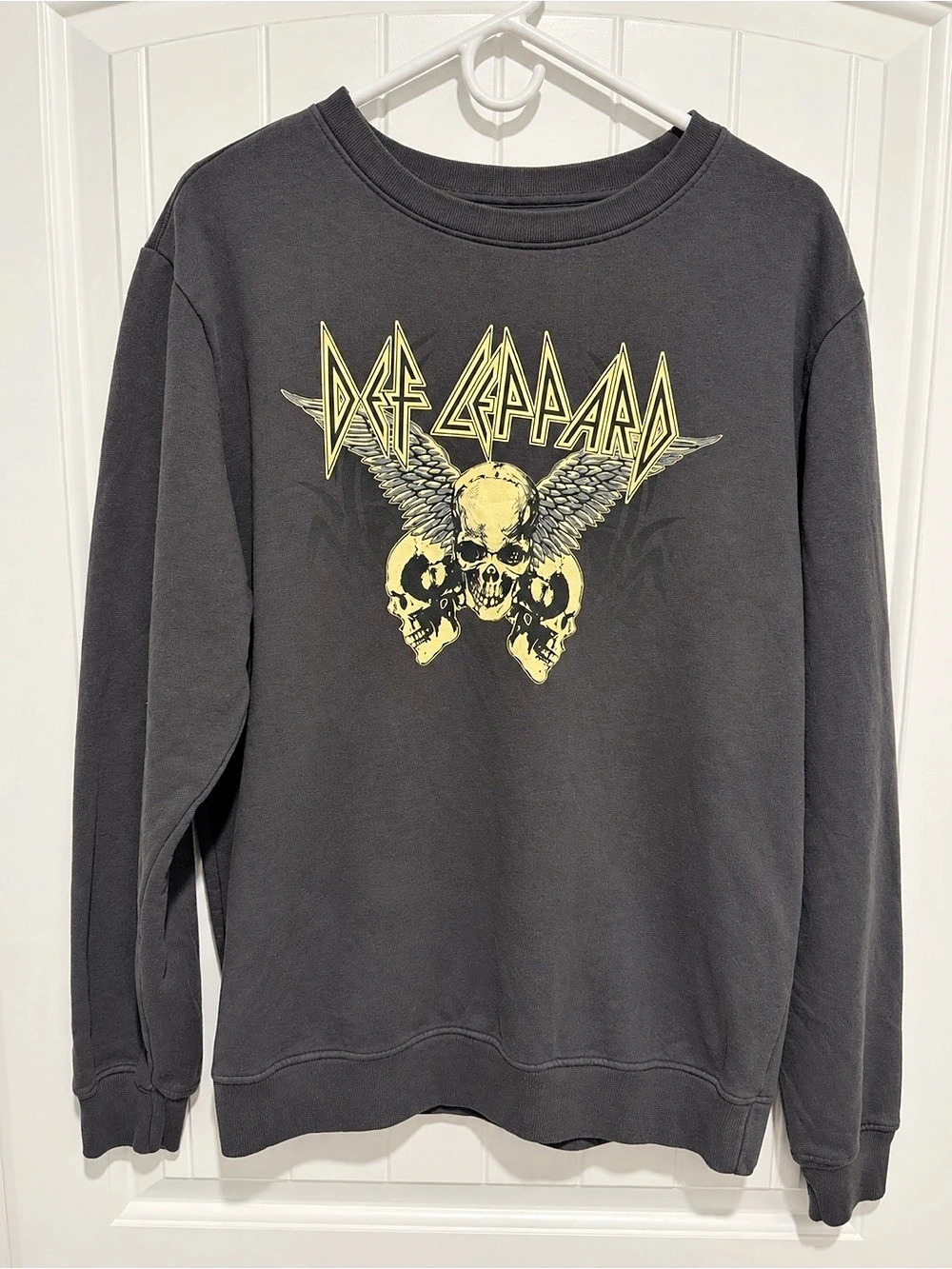 Def Leppard Skull Wings Graphic Sweatshirt Womens M Vintage Wash